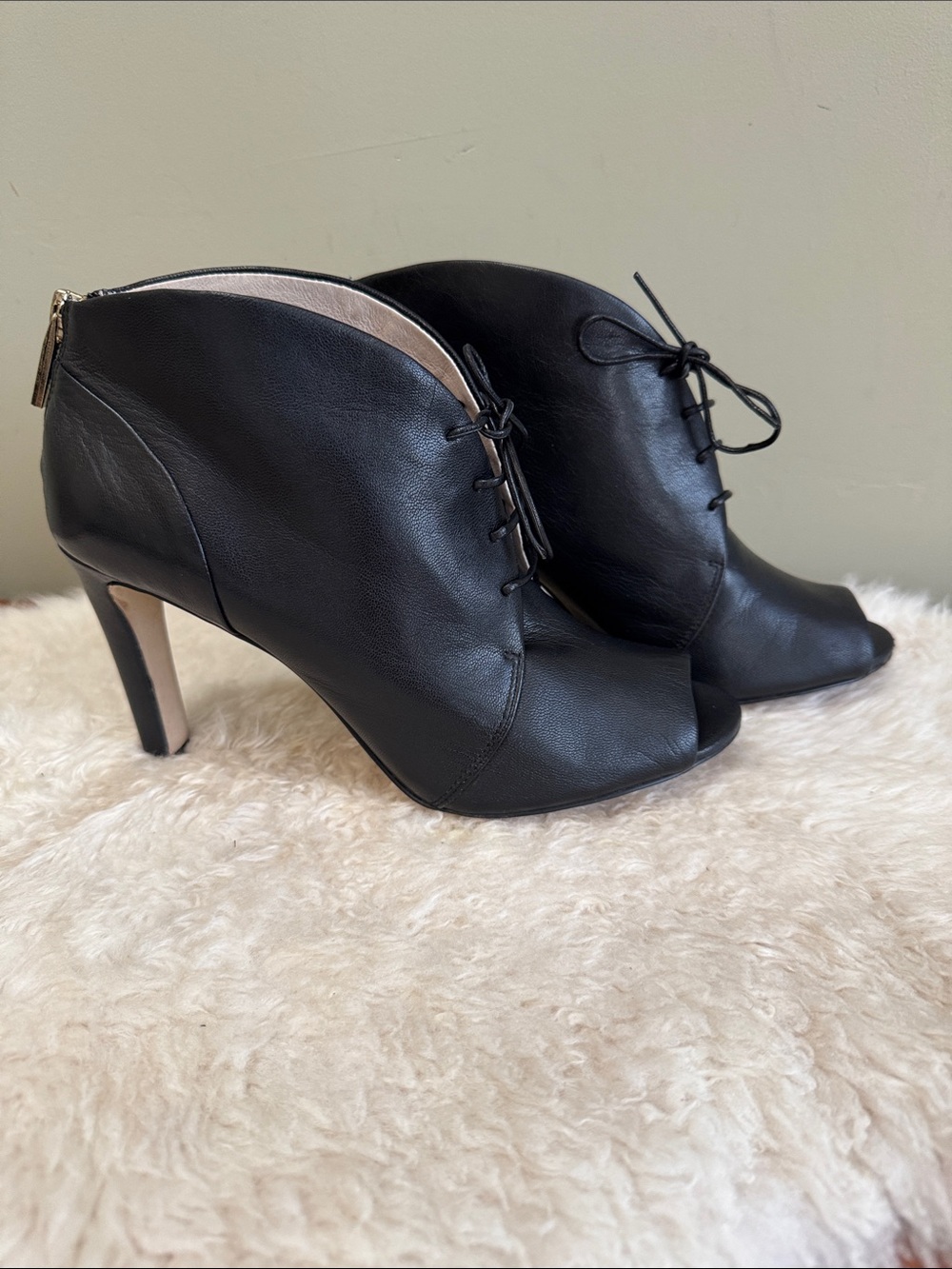 Louise et Cie Lo Vernonia Black Leather Lace Up Peep Toe Ankle Bootie sz 8